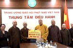 Hòa thượng Thích Thanh Điện trao đến Trưởng lão Hòa thượng Thích Thanh Nhiễu 200 triệu đồng để ủng hộ đồng bào vùng bão lũ