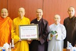 Thường trực Ban Trị sự Phật giáo TP.Biên Hòa trao đến Ban Trị sự GHPGVN tỉnh Đồng Nai số tiền 617 triệu đồng