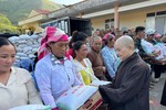 Ni trưởng Thích nữ Như Trung, Phó ban Trị sự kiêm Trưởng Phân ban Ni giới tỉnh Đồng Tháp trao quà bà con vùng lũ