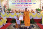 Thượng tọa Thích Trí Thọ trao quyết định bổ nhiệm trụ trì đến Sư cô Thích nữ Như Nhi.