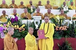 Thượng tọa Thích Nhuận Nghĩa trao quyết định bổ nhiệm trụ trì chùa Phước Quang đến Đại đức Thích Đức Sơn