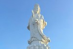 Tôn tưởng Bồ-tát Quán Thế Âm cao 5,5 mét được tôn tạo bằng đá nguyên khối