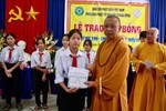 Thượng tọa Thích Quảng Tuấn, Ủy viên Thường trực Hội đồng Trị sự, Trưởng Phân ban Phật tử Dân tộc T.Ư trao học bổng cho học sinh
