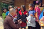 Tặng áo ấm cho học sinh vùng cao trong chương trình Áo ấm vùng Tây Bắc