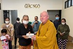 Hòa thượng Thích Duy Trấn trao tiền hỗ trợ của bạn đọc đến bệnh nhân nghèo - Ảnh: BTTXH