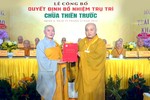 Thượng tọa Thích Trung Nguyện, Phó Thư ký kiêm Chánh Văn phòng Ban Trị sự Phật giáo TP.HCM trao quyết định đến Ni trưởng Thích nữ Huệ Tuyến
