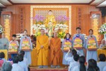 Chư tôn đức trao phần thưởng của chùa Hải Vân đến Phật tử trong Lễ tổng kết tạ pháp của đạo tràng