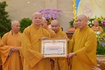 Trưởng lão Hòa thượng Thích Thiện Pháp trao Bằng tuyên dương công đức của GHPGVN đến tập thể Ban Trị sự TP.HCM - Hòa thượng Thích Lệ Trang đón nhận