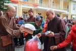 Thượng tọa Thích Thanh Phong trao quà đến bà con tỉnh Hòa Bình