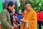 Đại đức Thích Chúc Huy trao quà đến bà con khó khăn tại xã Đức Giang - Ảnh: P.H