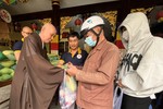 Hòa thượng Thích Giác Trí, viện chủ chùa Minh Giác trao quà Tết đến bà con khó khăn