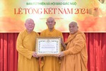 Hòa thượng Thích Giác Toàn trao Bằng tuyên dương công đức của GHPGVN đến tập thể Ban Từ thiện xã hội Báo Giác Ngộ - Ảnh: Quảng Đạo/BGN