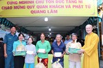 Hòa thượng Thích Chơn Không trao quà Tết đến hộ nghèo tại địa phương