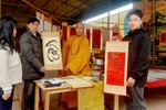 Các bạn trẻ được chư Tăng chùa An Thái tặng chữ thư pháp