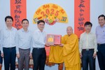 Trưởng lão Hòa thượng Thích Thiện Nhơn trao quà lưu niệm đến ông Nguyễn Mạnh Cường