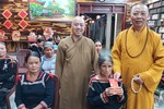 Thượng tọa Thích Quảng Tuấn trao lộc mừng năm mới đến Phật tử dân tộc