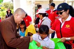 Đoàn từ thiện chùa Sơn Bửu trao quà cho học sinh tại xã Phước Tân, H.Bác Ái vào đầu Xuân Ất Tỵ