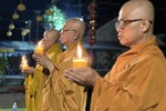 Chư tôn đức dâng nến trong Lễ khánh đản Bồ-tát Quán Thế Âm