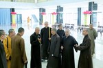 Chư tôn đức thảo luận tại buổi thị sát công tác chuẩn bị tổ chức Đại giới đàn Trí Tấn
