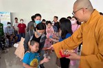 Đại đức Thích Minh Phú trao quà đến bệnh nhi tại Bệnh viện Ung Bướu - Cơ sở 2 - Ảnh: T.N