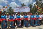 Khánh thành cầu bê-tông Thọ Giác 33 cho người dân địa phương H.Ba Tri - Ảnh: T.G
