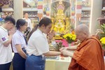 Hòa thượng Thích Thiện Tâm buộc chỉ tay cho sinh viên, chúc may mắn trong năm mới