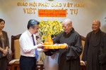 Hòa thượng Thích Lệ Trang tặng tôn tượng Đức Phật đản sinh đến Phó Bí thư Thường trực Thành ủy TP.HCM Nguyễn Thanh Nghị - Ảnh: H.D/BGN