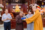 Hòa Thượng Thích Châu Quang trao cờ đến các đơn vị tự viện