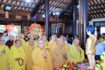 Chư tôn đức cùng đại diện chính quyền thực hiện nghi thức cúng dường Phật đản
