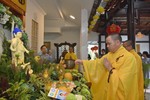 Thượng tọa Thích Thiện Thông thực hiện nghi thức Tắm Phật theo truyền thống