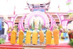 Chư tôn đức cử hành khóa lễ dâng hương bạch Phật tại lễ đài của Phật giáo tỉnh - chùa Viên Minh