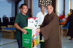 Thượng tọa Thích Trí Chơn trao quà đến những gia đình có hoàn cảnh khó khăn