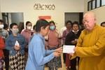 Hòa thượng Thích Duy Trấn trao tiền hỗ trợ của bạn đọc đến bệnh nhân