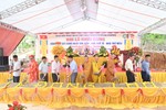 Chư tôn đức và đại diện chính quyền thực hiện nghi thức động thổ xây dựng chùa Linh Sơn