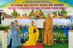 Hòa thượng Thích Phước Minh trao quyết định đến Đại đức Thích Chúc Hân, tân trụ trì chùa Phước Khánh