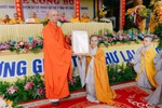 Hòa thượng Thích Phước Minh trao quyết định bổ nhiệm cho Sư cô Thích nữ Tuệ Ý