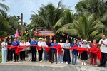 Cắt băng khánh thành tuyến đường bê-tông tại ấp Rạch Mát, xã Nhị Long