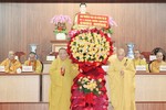 Trưởng lão Hòa thượng Thích Thiện Pháp tặng hoa chúc mừng khóa huân tu do Ban Trị sự GHPGVN tỉnh lần đầu tiên tổ chức