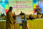 Thượng tọa Thích Trí Thọ trao quyết định bổ nhiệm trụ trì chùa Long Vân đến Sư cô Thích nữ Trung Phát