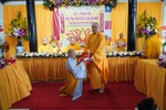 Thượng tọa Thích Quảng Lộc trao quyết định bổ nhiệm trụ trì chùa Vạn Phước đến Ni sư Thích nữ Huệ Châu