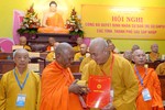 Hòa thượng Thích Huệ Thông, Phó Chủ tịch Hội đồng Trị sự trao quyết định đến Hòa thượng Thạch Sok Xane, Trưởng ban Trị sự GHPGVN tỉnh Vĩnh Long (mới) - Ảnh: Bảo Toàn/BGN
