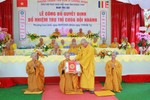 Thượng tọa Thích Tĩnh Triệt trao quyết định đến Đại đức Thích Trí Bảo
