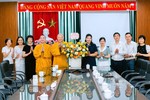  Thượng tọa Thích Tâm Định trao hoa chúc mừng nhân chuyến thăm