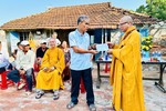 Thượng tọa Thích Hạnh Huệ đại diện Ban Trị sự GHPGVN tỉnh Khánh Hòa trao kinh phí xây dựng đến gia đình ông Quảng Xin