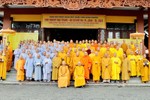 Đoàn Ban Trị sự GHPGVN tỉnh chụp ảnh lưu niệm tại chùa Tỉnh Hội 2
