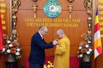 Thượng tọa Thích Đức Thiện đón nhận Huân chương Đại sứ thiện chí của Đại hội các nhà lãnh đạo Tôn giáo thế giới và Truyền thống