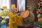 Thượng tọa Thích Minh Tín, Hiệu trưởng Trường Trung cấp Phật học Hà Nội đã đánh ba hồi trống khai giảng năm học mới