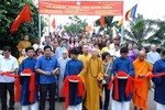 Cắt băng khánh thành cầu bê-tông Chơn Hiển tại xã Vĩnh Bình