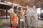 Ban Từ thiện xã hội Phật giáo tỉnh thăm và trao quà đến Mẹ Bùi Thị Năm, sinh năm 1925