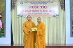  Hòa thượng Thích Thông Không trao giải nhất đến Đại đức Thích Nhuận Hoàng
